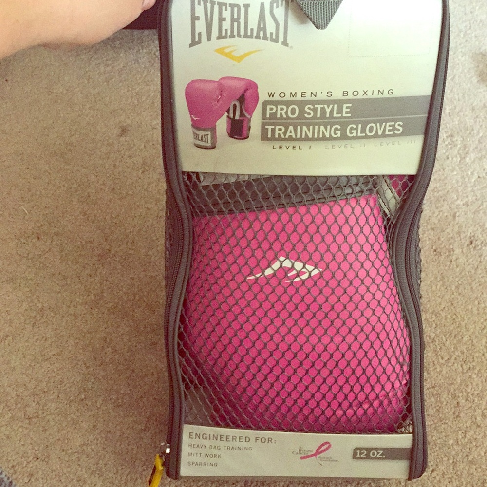 Women’s pink Everlast pro style training gloves
